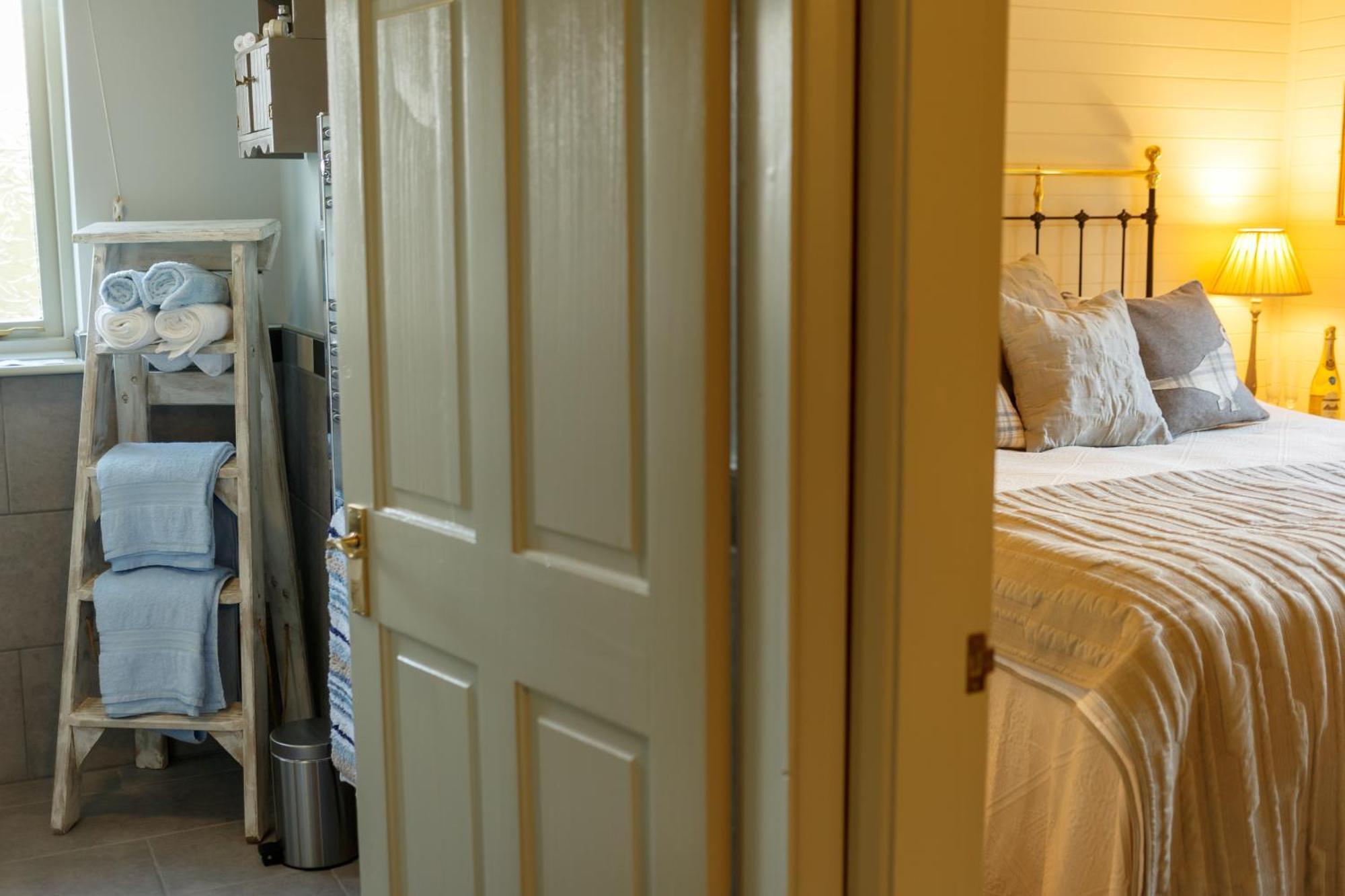 Upper Gelli Luxury Holiday Lodge, Converted Dairy & Cosy Shepherds Huts Welshpool Exterior foto